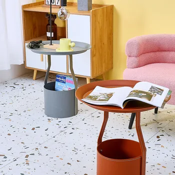 הבית הנורדי, שולחן קפה מודרני מינימליסטי הספה בצד כמה אוכף עור הרהיטים בסלון מרפסת אחסון קטן שולחן עגול